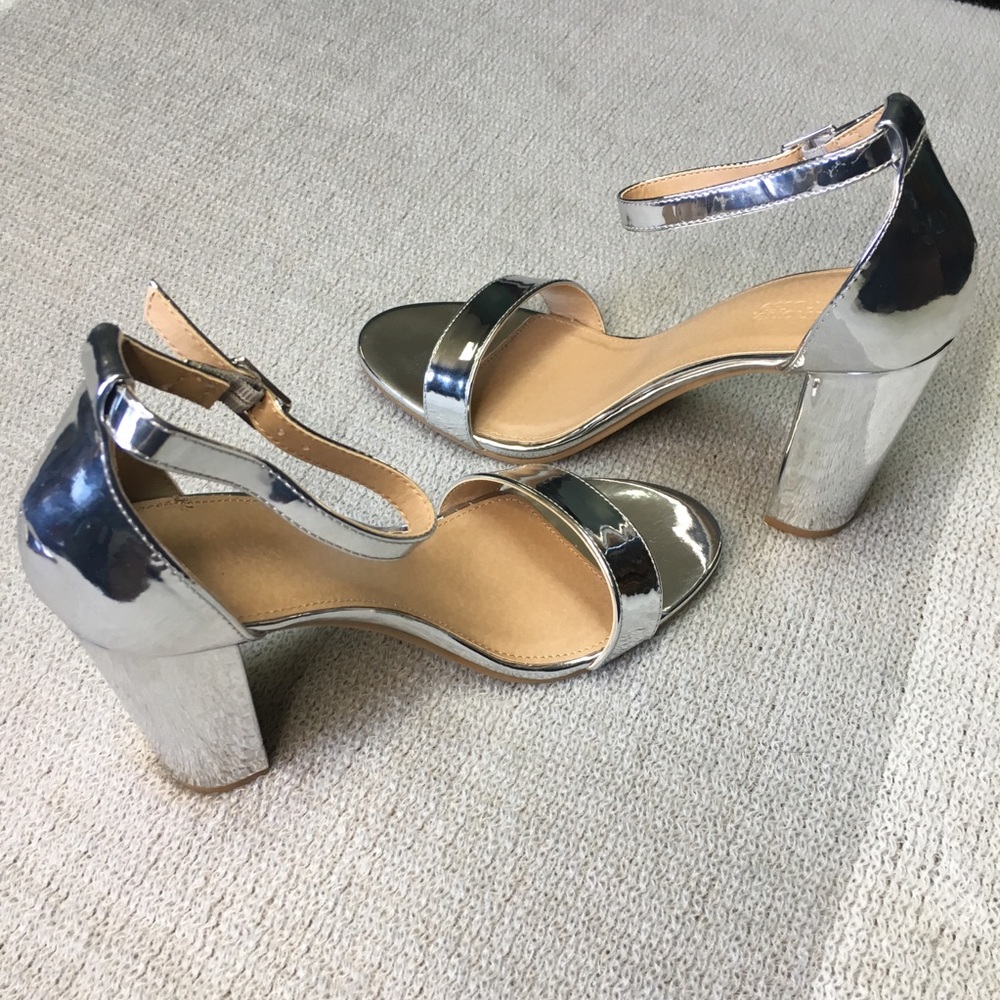 Charlotte Russe metallic silver chunky high heel - Picture 4 of 8